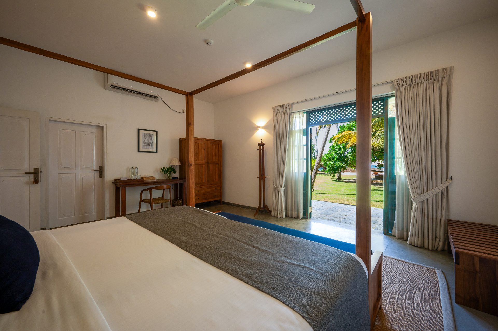 Luxury_Villa_Living_Unawatuna_Beach_Villa_Sri_Lanka66 Unawatuna Beach Villa Bedroom