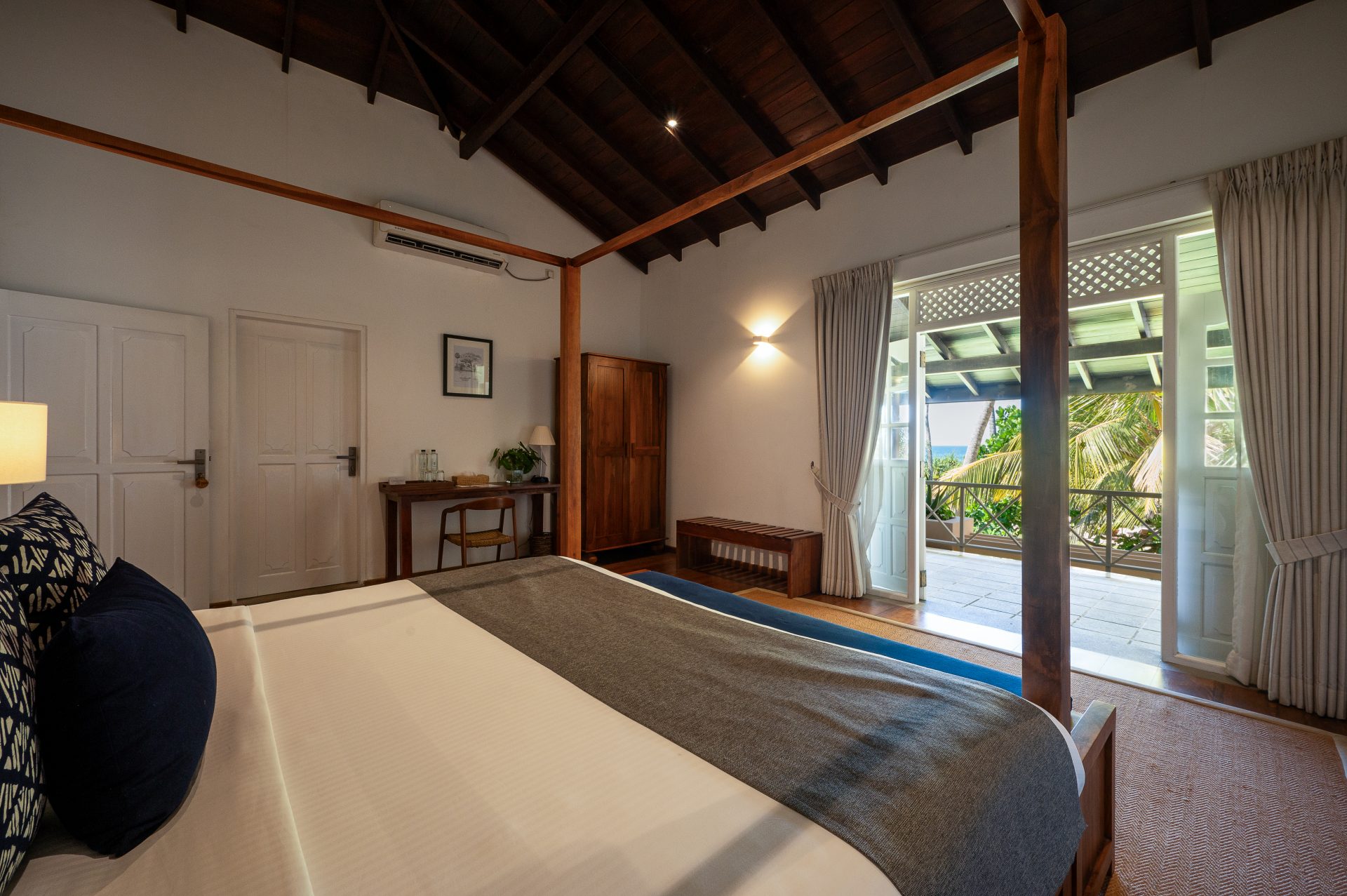 Luxury_Villa_Living_Unawatuna_Beach_Villa_Sri_Lanka71 Unawatuna Beach Villa Bedroom