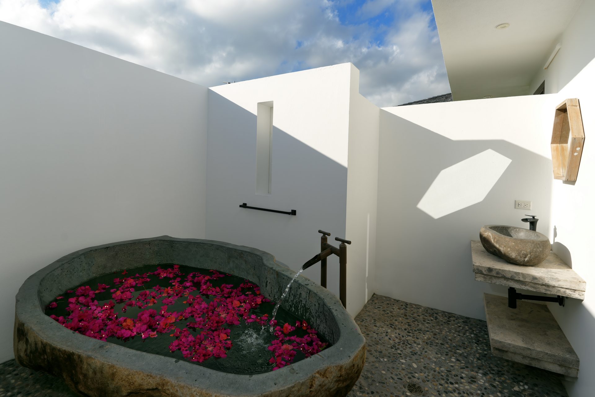 Le Bleu Garden Suite Bath-300dpi