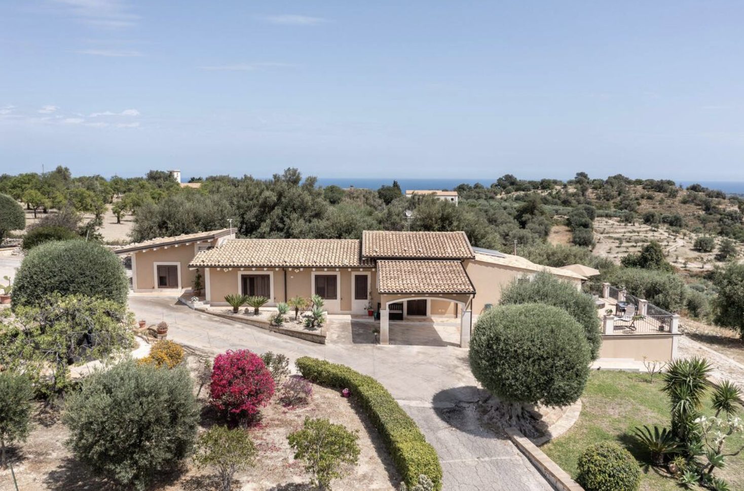 Luxury-Villa-Living-The-Filming-Villas-Villa-Monaco-Sicily-Italy35