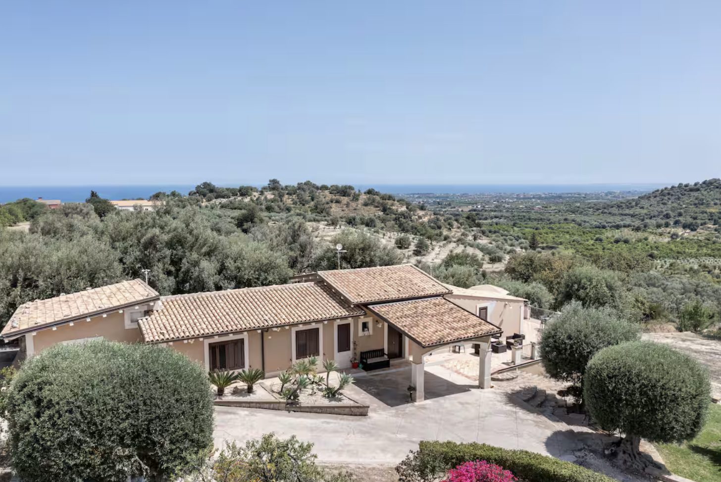 Luxury-Villa-Living-The-Filming-Villas-Villa-Monaco-Sicily-Italy38