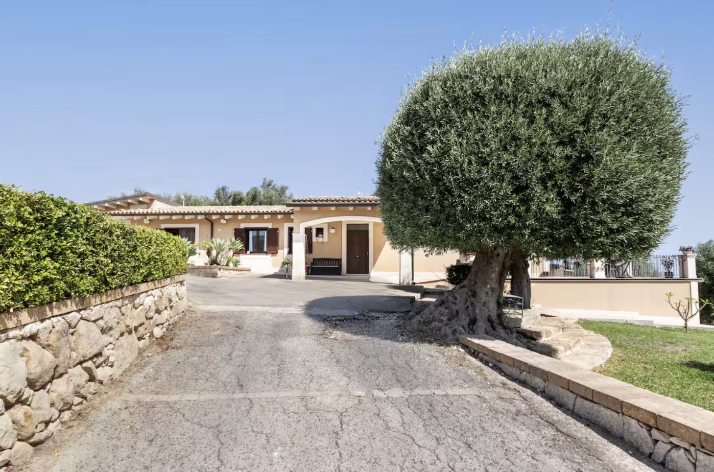 Luxury-Villa-Living-The-Filming-Villas-Villa-Monaco-Sicily-Italy52