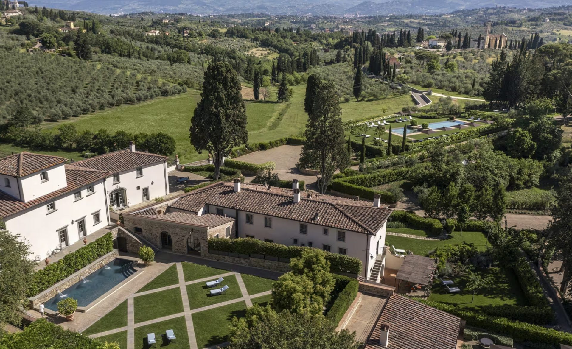 Luxury-Villa-Living-Villa-Tuscany-Italy2