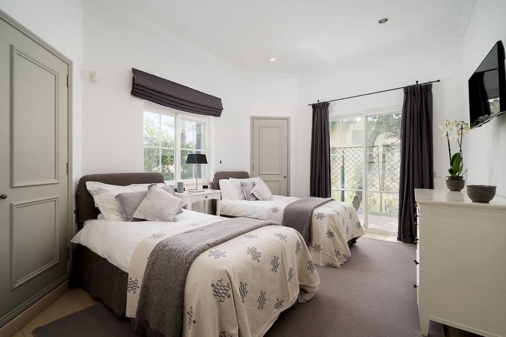 Luxury-Villa-Living-Villa-Cisne-Dunas-Douradas-Portugal-19