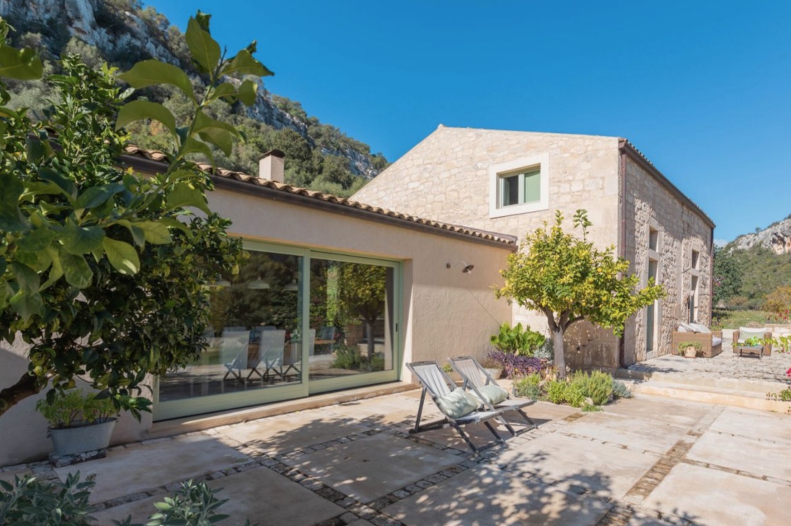 Luxury-Villa-Living-Villa-Gisira-Sicily-Italy-25