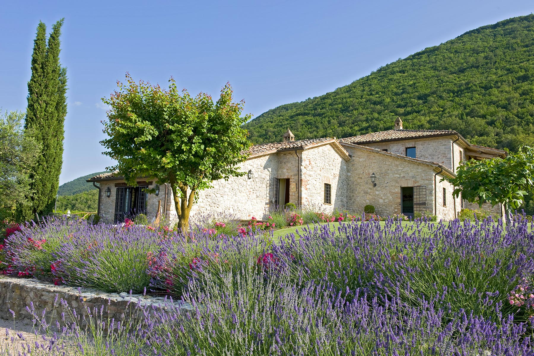 luxury-villa-living-villa-gipson-umbria-italy-1