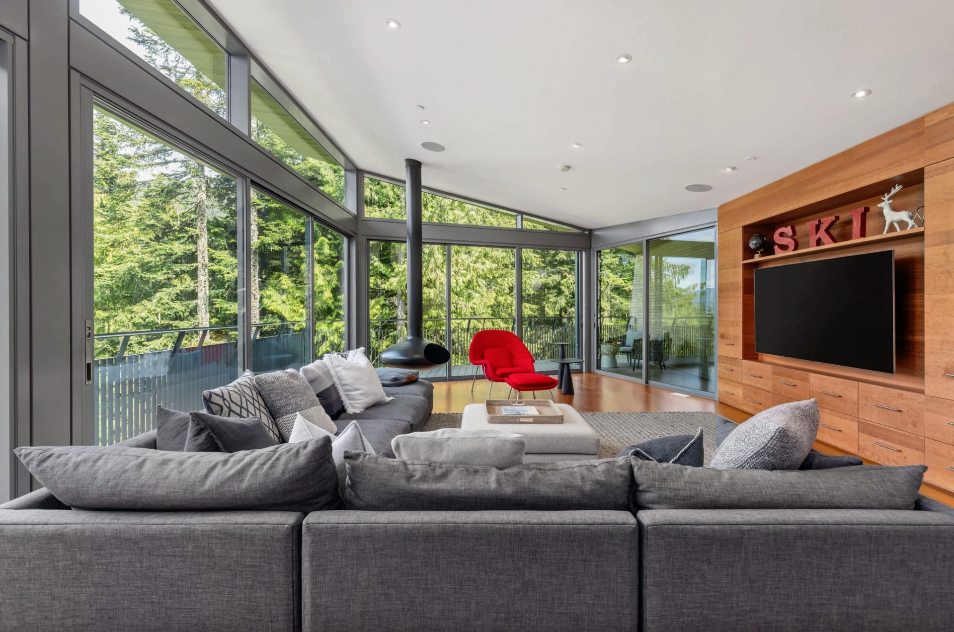 luxury-villa-living-villa-kadenwood-skyhaus-whistler-canada-1