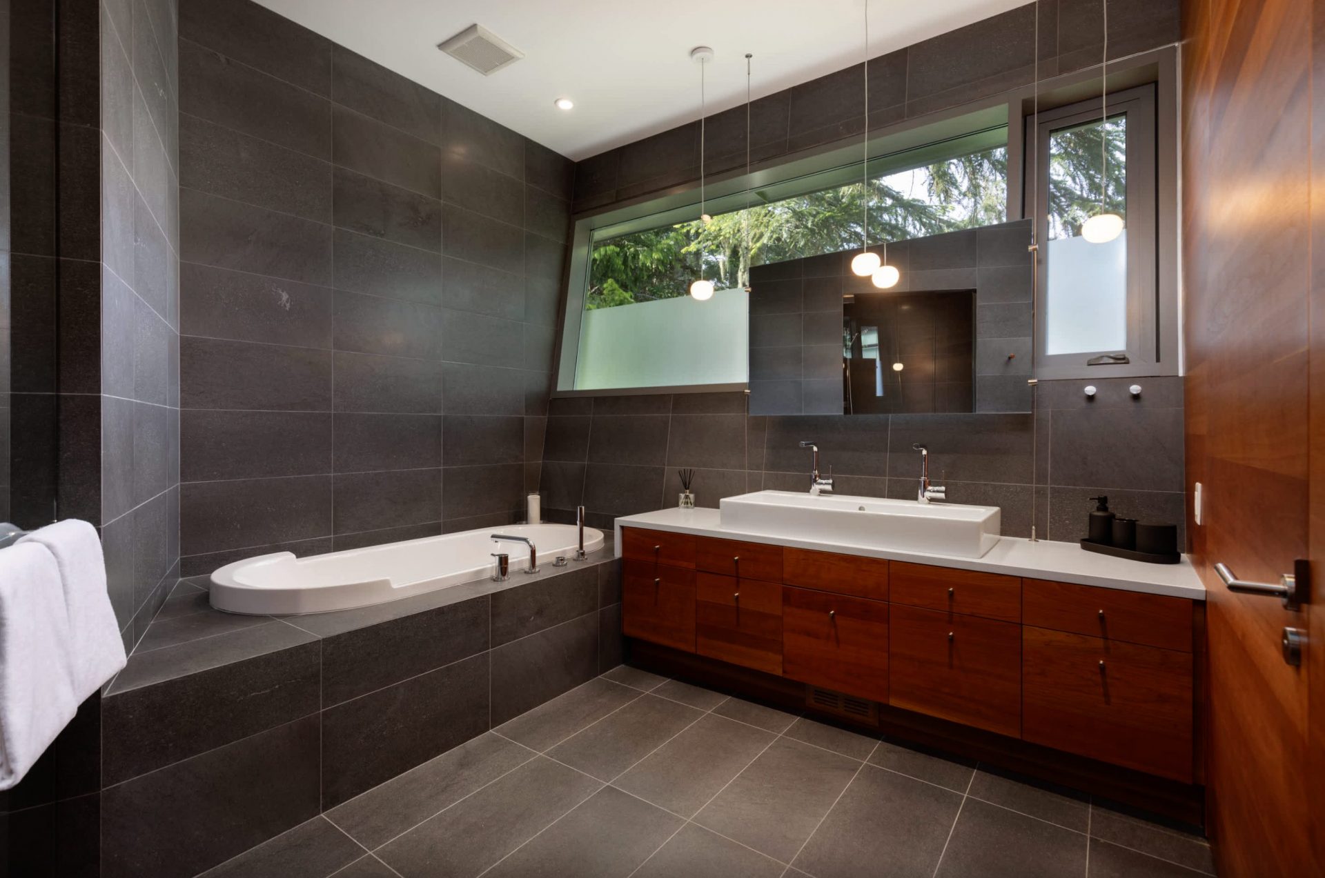 luxury-villa-living-villa-kadenwood-skyhaus-whistler-canada-10