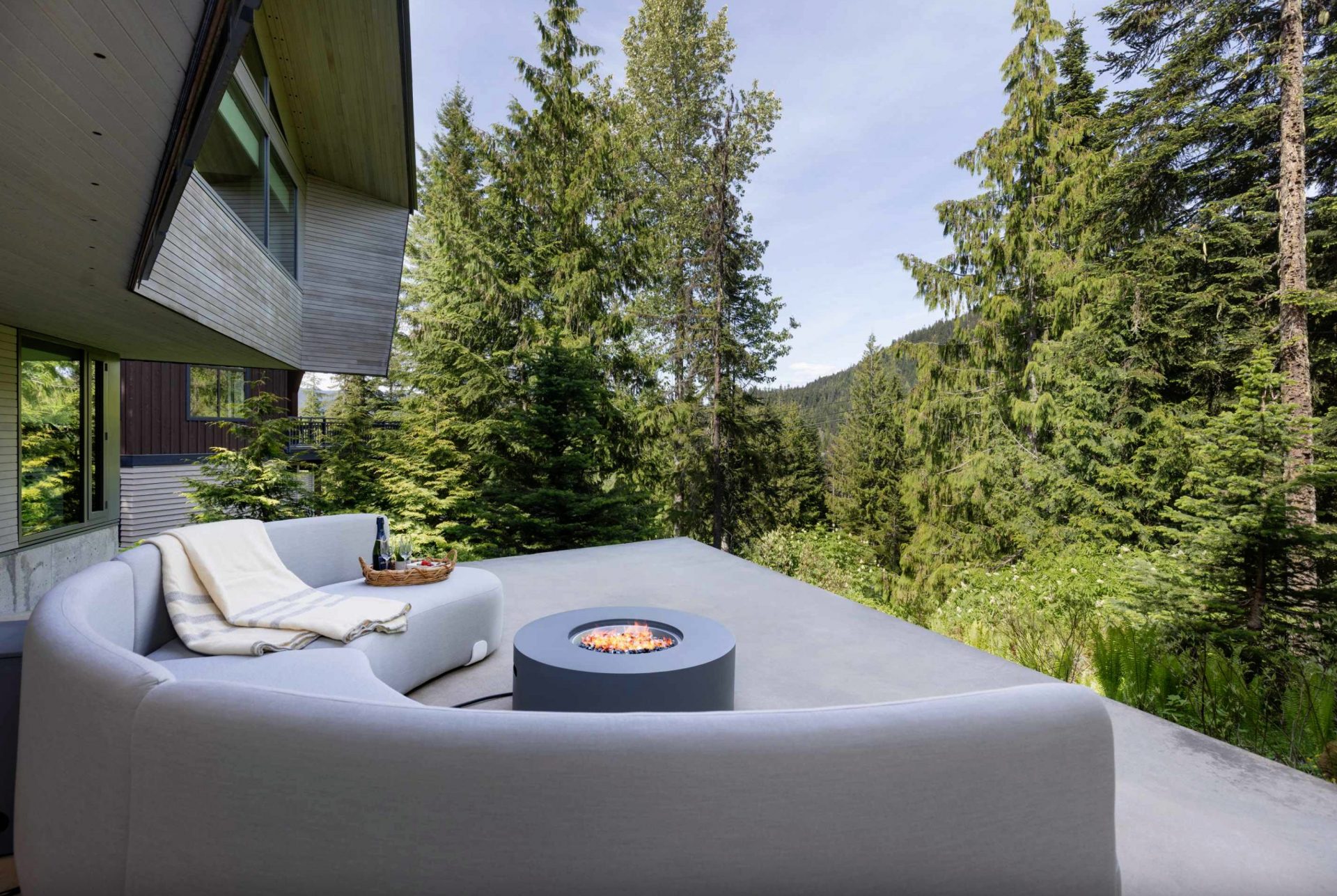 luxury-villa-living-villa-kadenwood-skyhaus-whistler-canada-5