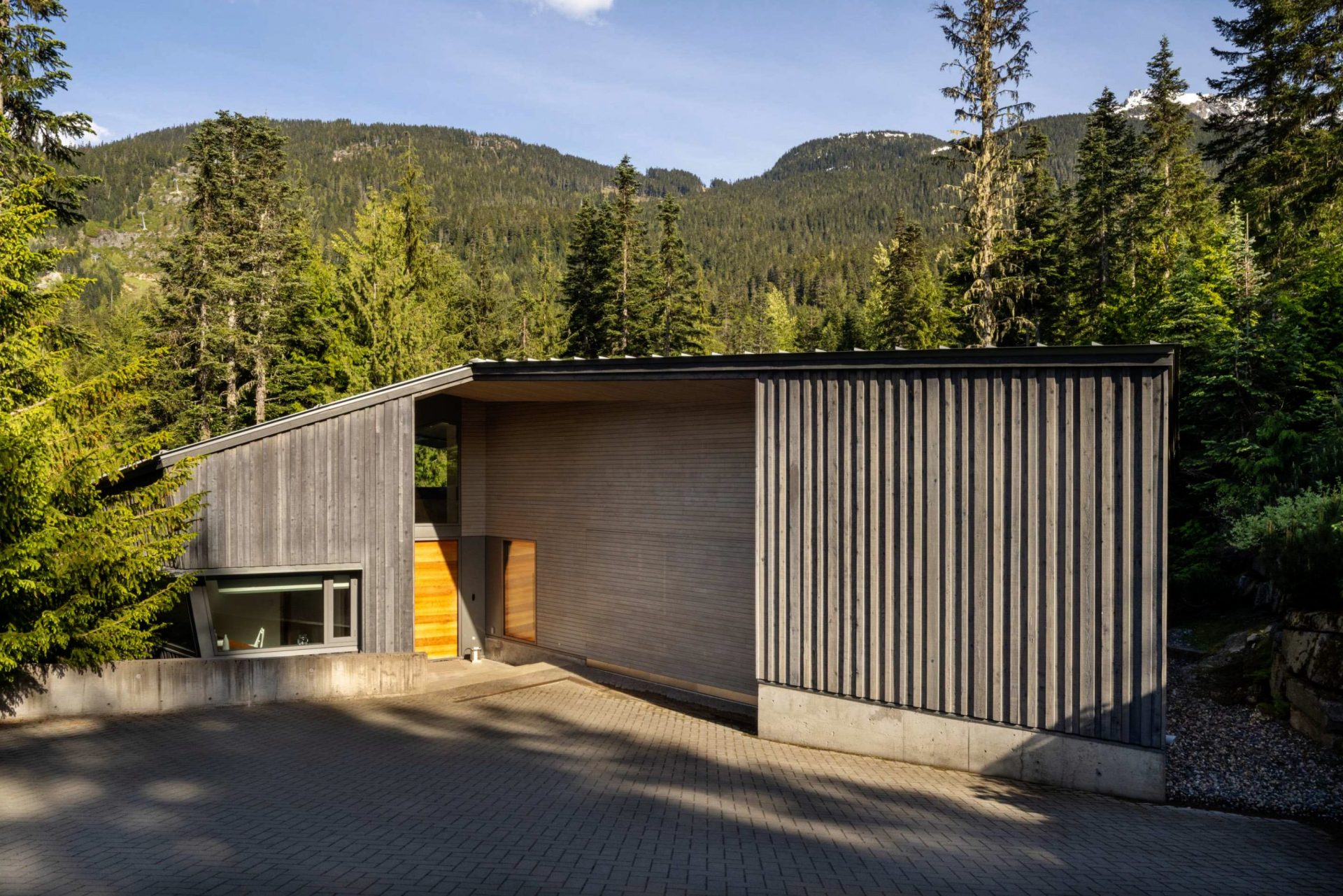 luxury-villa-living-villa-kadenwood-skyhaus-whistler-canada-6