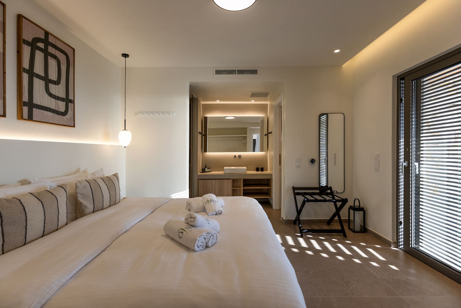 Luxury-4-Bed-Villa-in-Skiathos-VillaRoyalTang-LVL-9