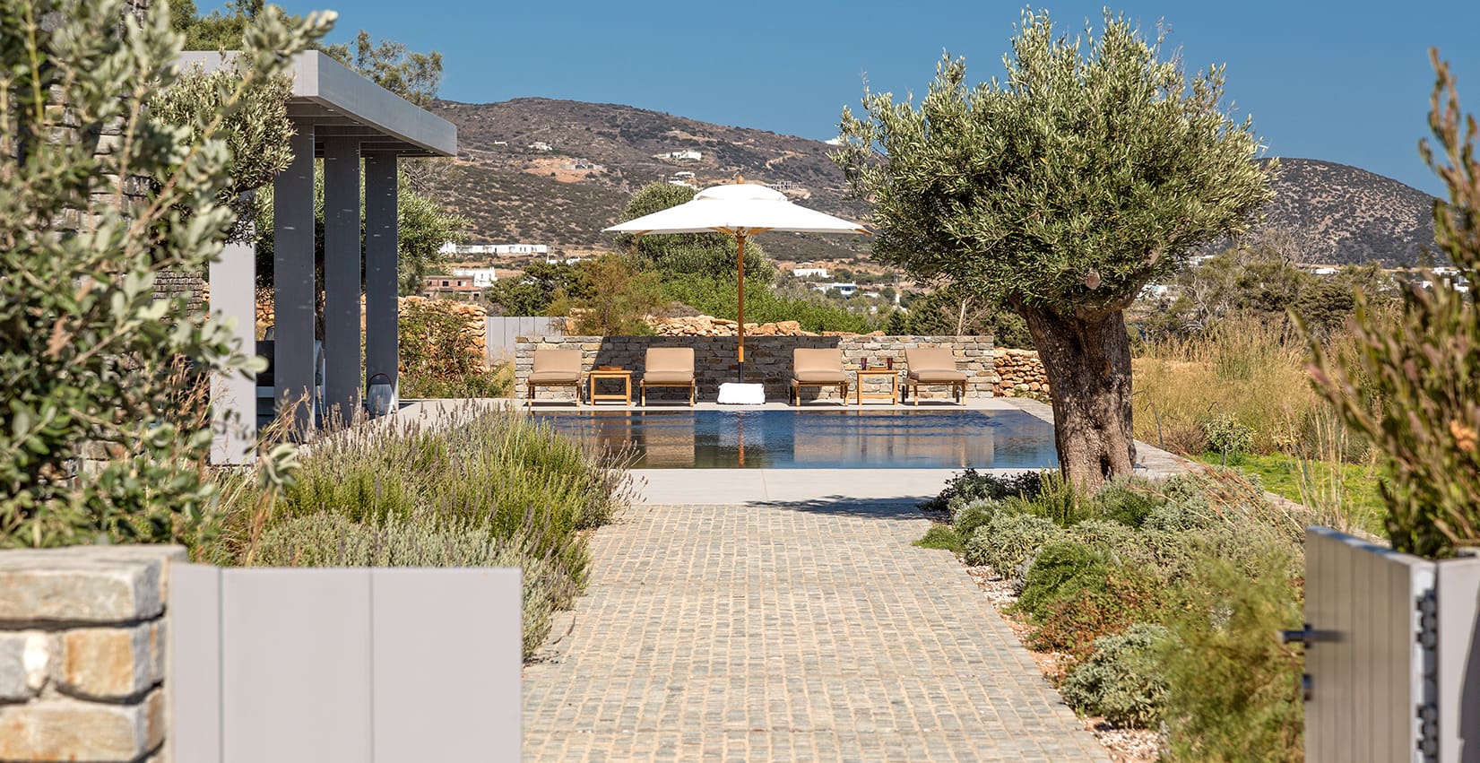 Luxury-Villa-in-Paros-LVL-Villa-Aliki-garden