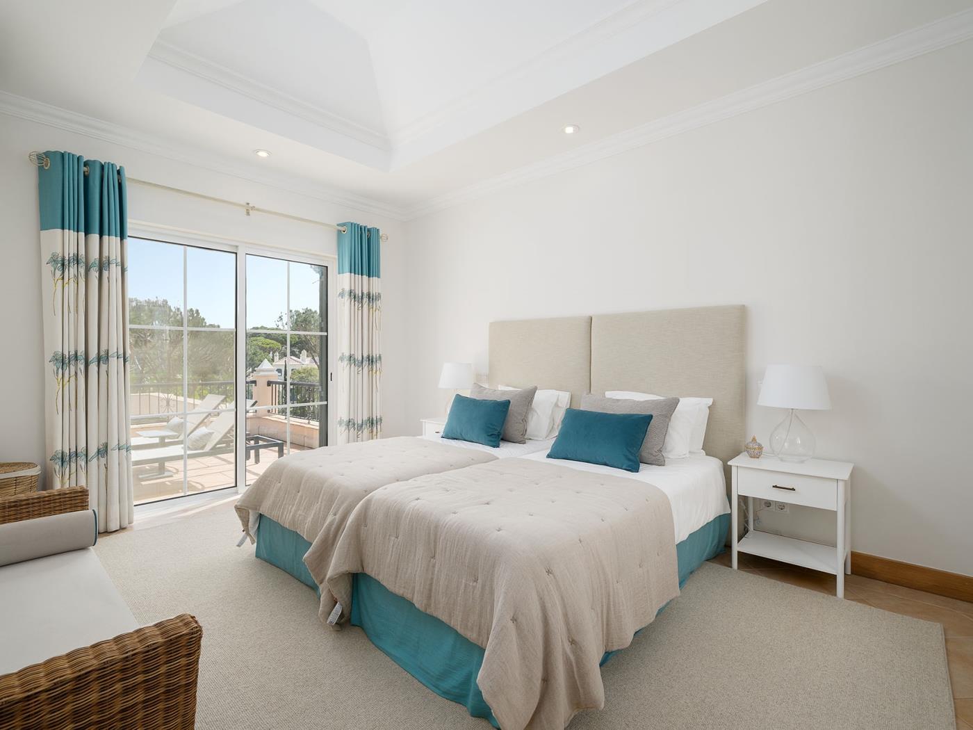 Luxury-5-Bedroom-Villa-Dunas-Douradas-Algarve-VILLAAster2-E1015F20x1400