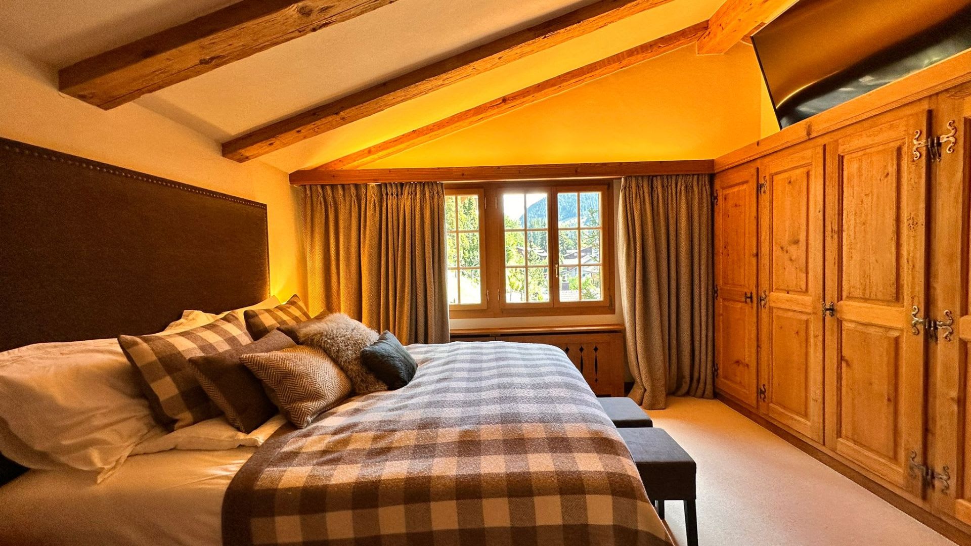 Luxury_Villa_Living_Chalet_Picturesque_Gstaad_Switzerland23 Luxury_Villa_Living_Chalet_Picturesque_Gstaad_Switzerland23