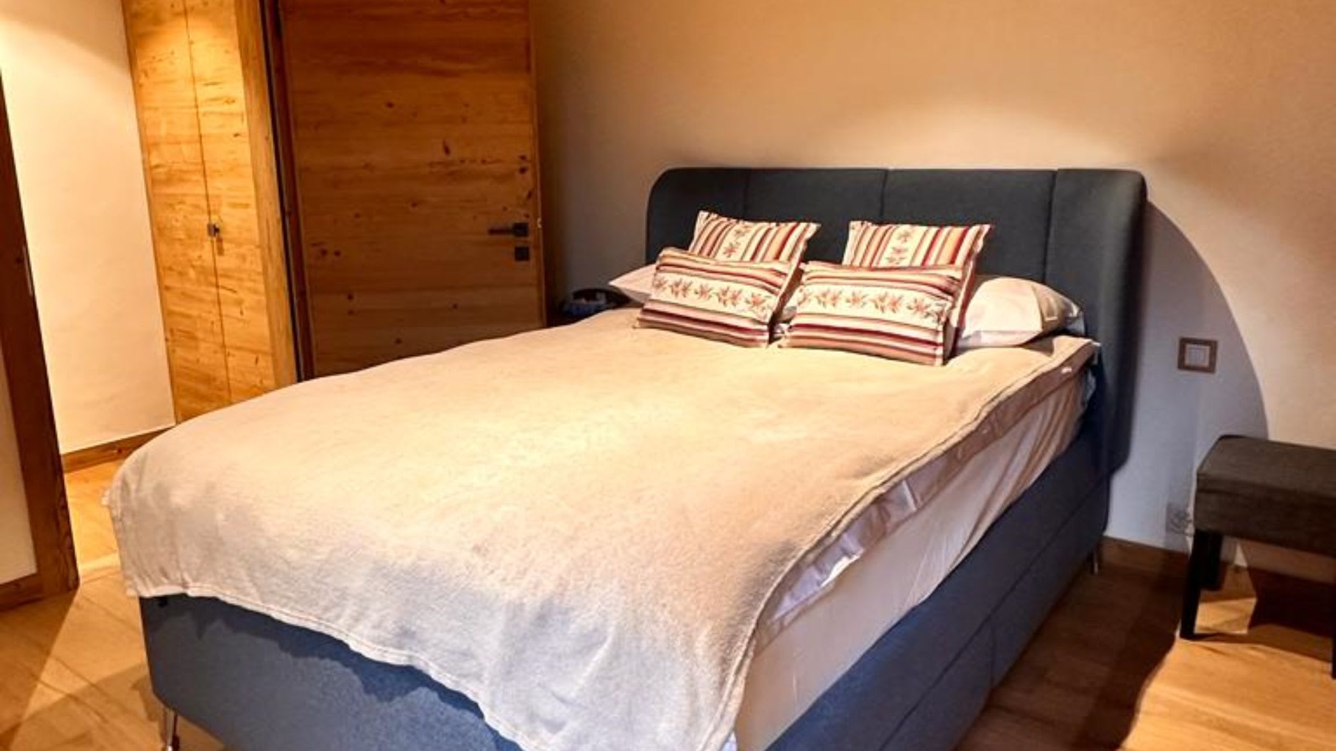 Luxury_Villa_Living_Chalet_Picturesque_Gstaad_Switzerland8 Luxury_Villa_Living_Chalet_Picturesque_Gstaad_Switzerland8