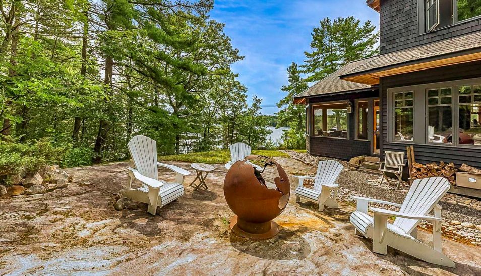 Luxury-Villa-Living-Carnegie-Canada–04-17 at 12.39.07