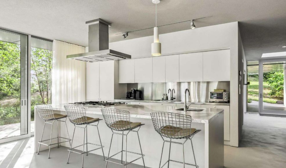 Luxury-Villa-Living-Whitney-Canada–04-17 at 13.13.02