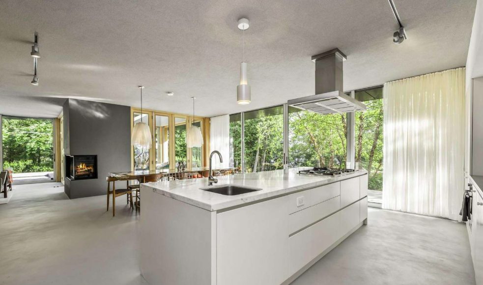 Luxury-Villa-Living-Whitney-Canada–04-17 at 13.13.16