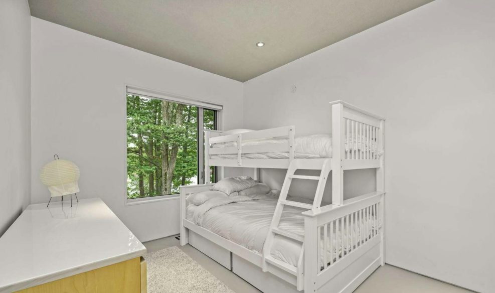 Luxury-Villa-Living-Whitney-Canada–04-17 at 13.13.47