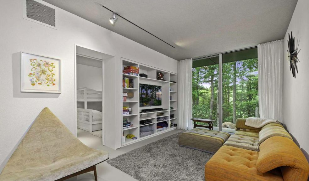 Luxury-Villa-Living-Whitney-Canada–04-17 at 13.14.02