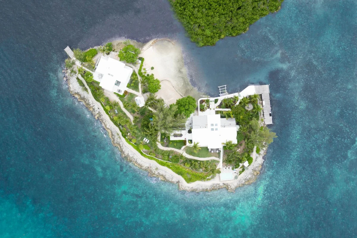 luxury-villa-living-middle-cay-harbour-island-bahamas-1